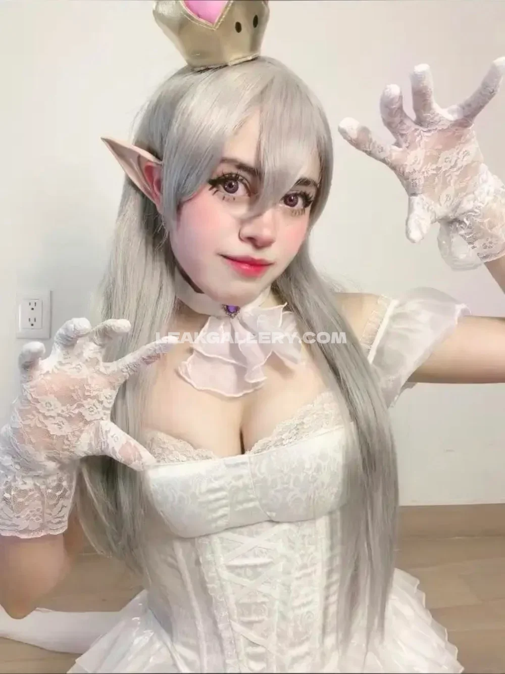 Elfribrain Elf Cosplay With Lace Gloves OnlyFans Photo Leaked