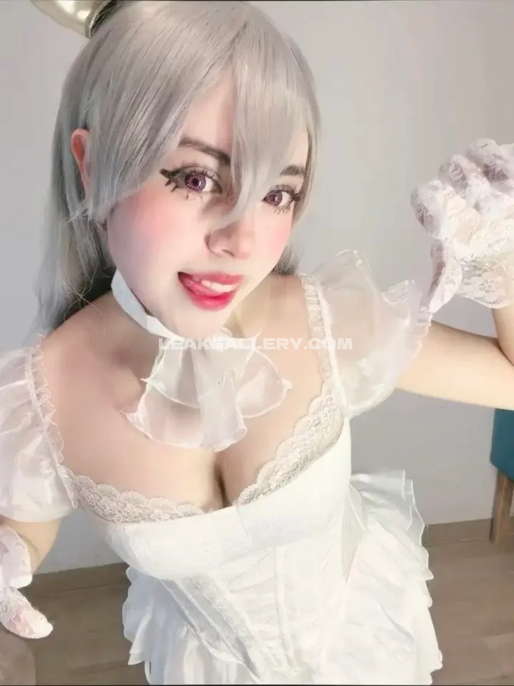 Elfribrain White Lace Dress Pose OnlyFans Photo Leaked