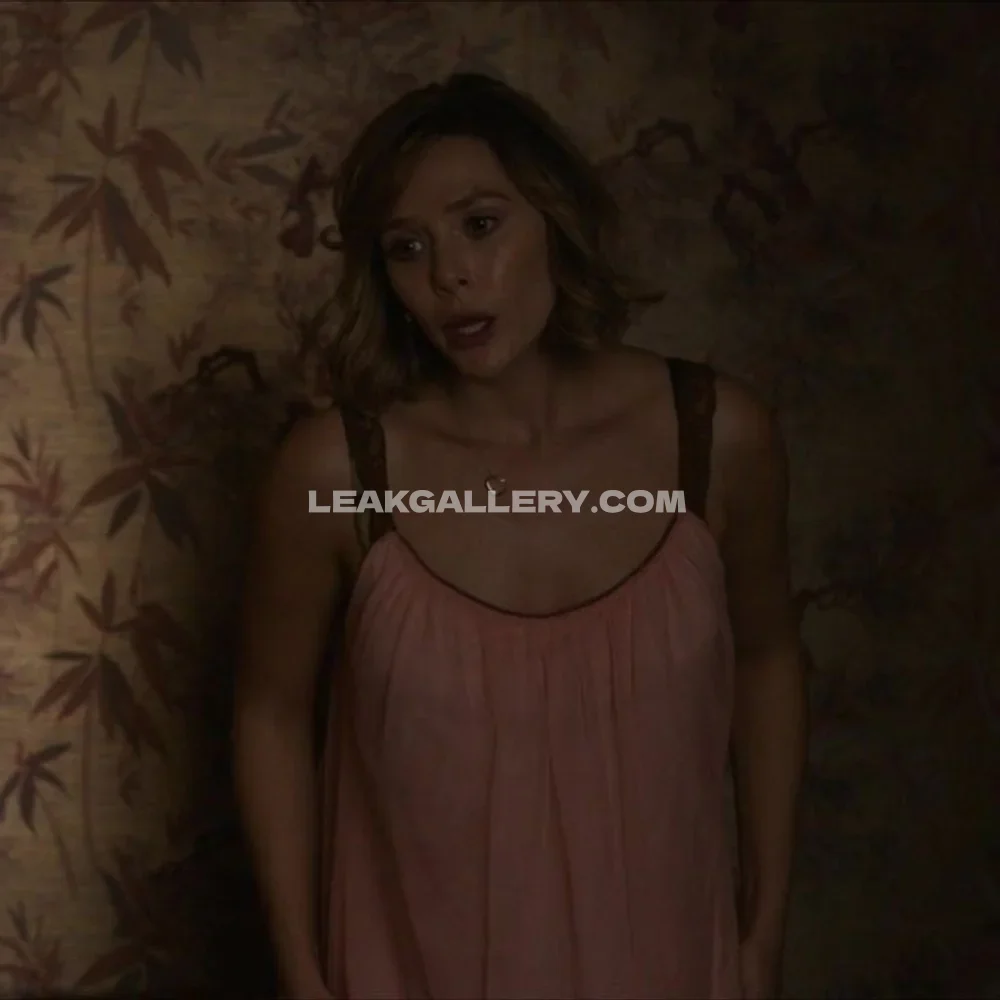 Elizabeth_olsen Pink Nightgown Standing Scared OnlyFans Photo Leaked