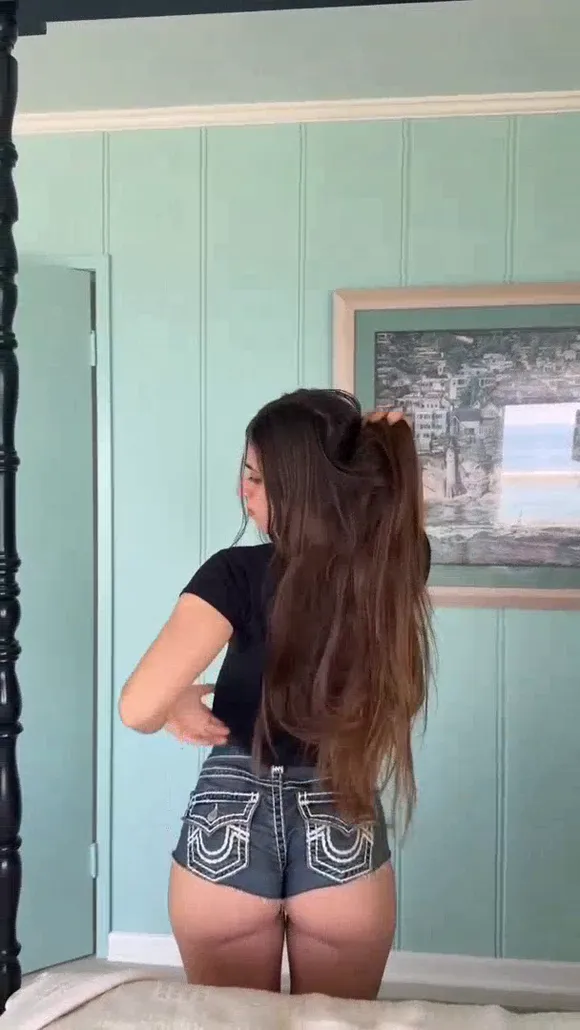 Emarrb Booty In Denim Shorts OnlyFans Video Leaked