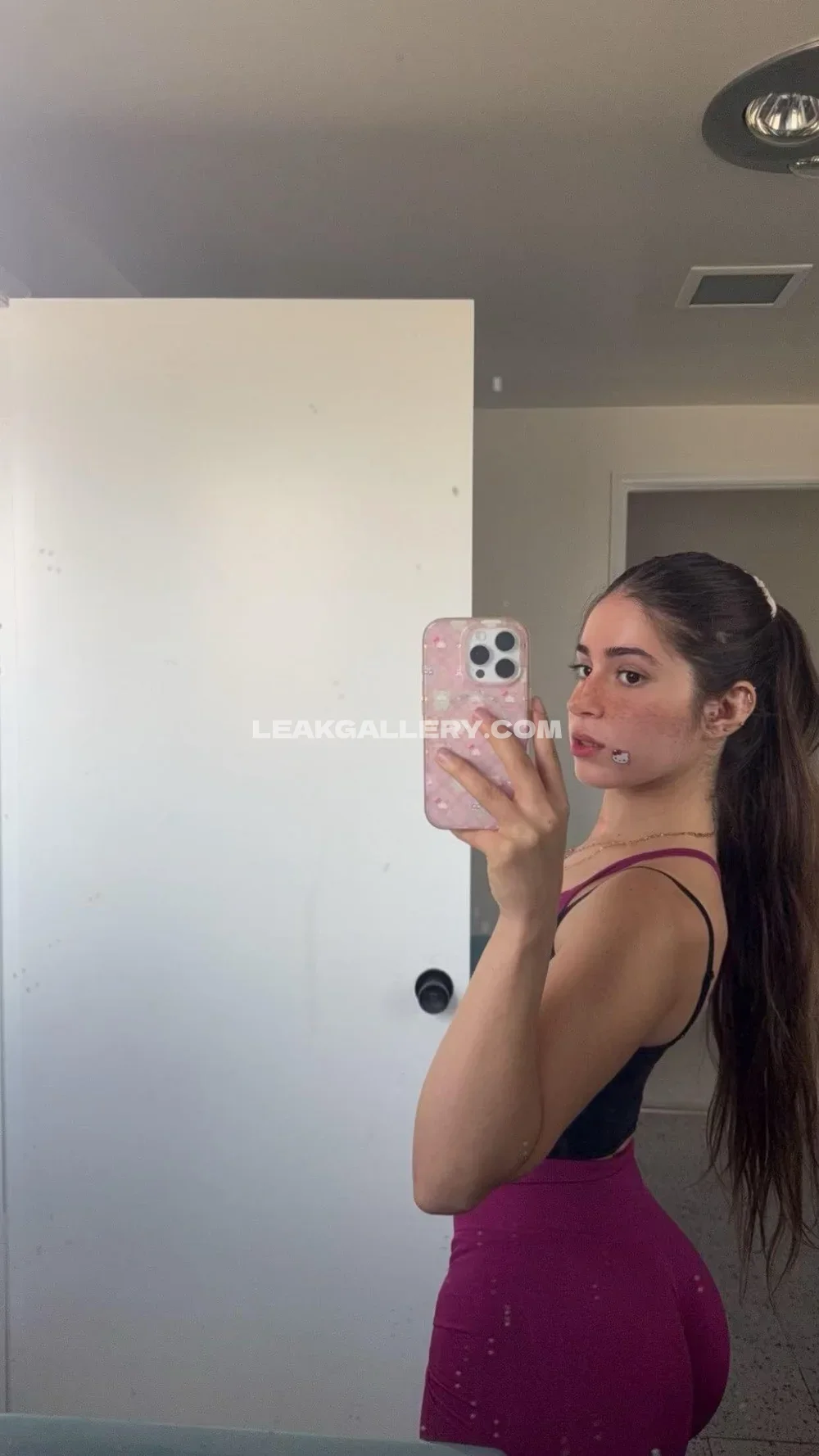 Emarrb Mirror Selfie In Sports Bra OnlyFans Photo Leaked