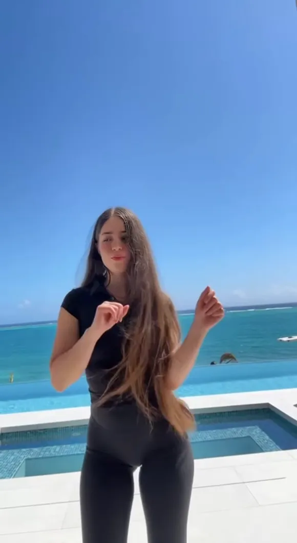 Emarrb Full Body Poolside Pose OnlyFans Video Leaked