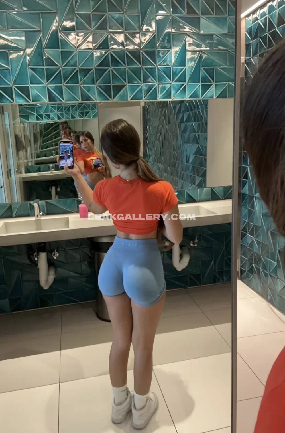Emarrb Mirror Selfie In Shorts OnlyFans Photo Leaked