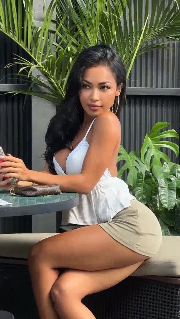 Erzabelx Outdoor Table Pose OnlyFans Video Leaked