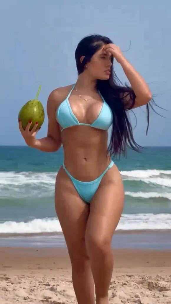 Esttermuniz Beach Bikini Pose OnlyFans Video Leaked