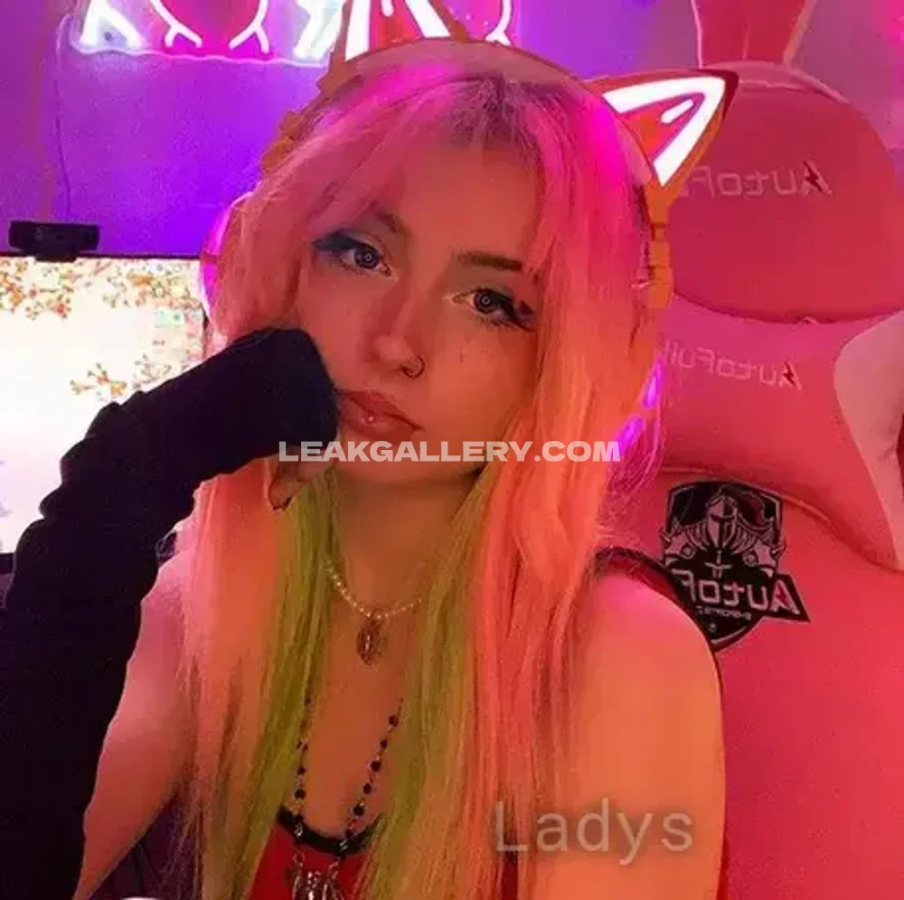Evaviolettt Pink And Green Hair Pose OnlyFans Photo Leaked