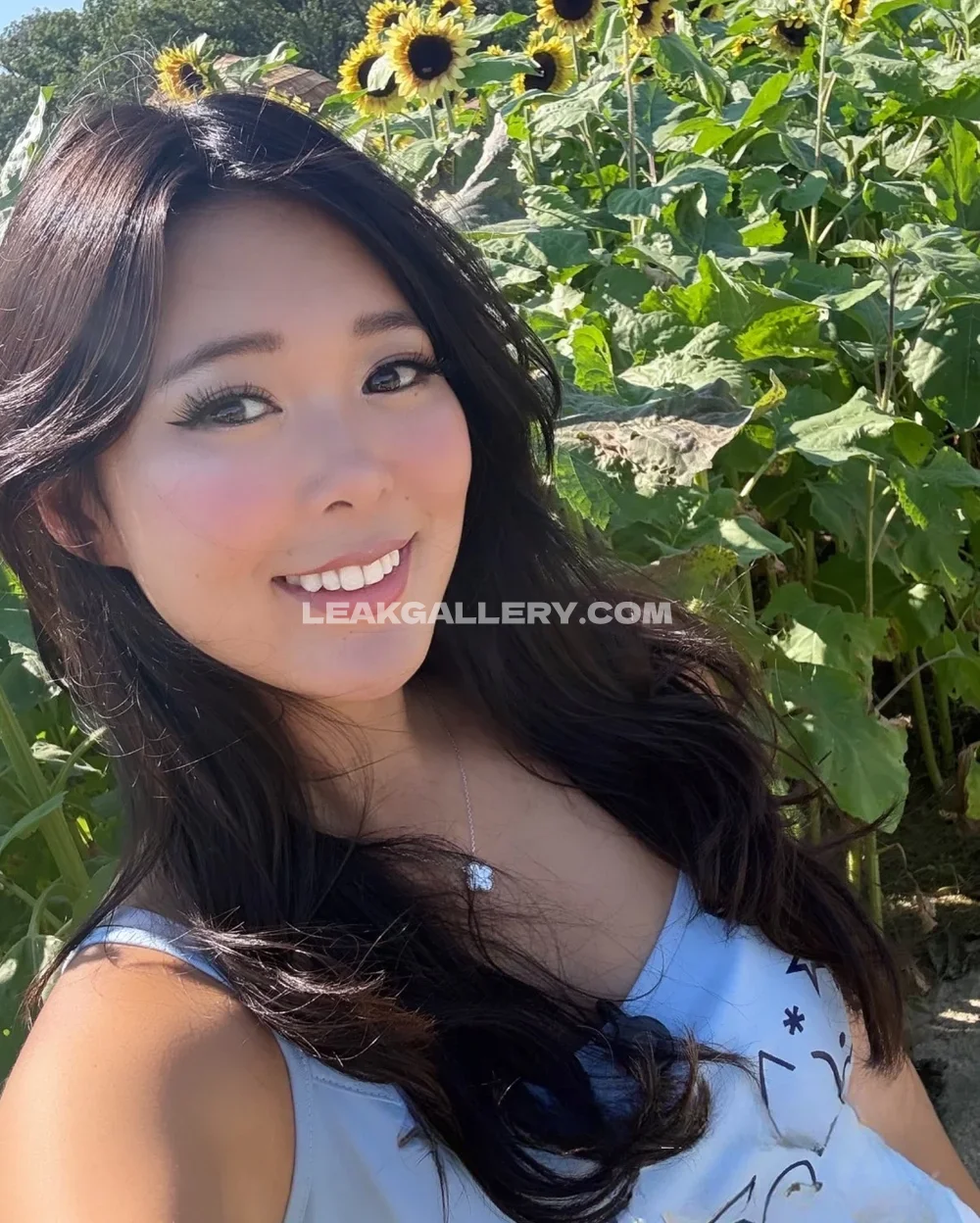 Extra Emily Smiling In Sunflower Field OnlyFans Photo Leaked