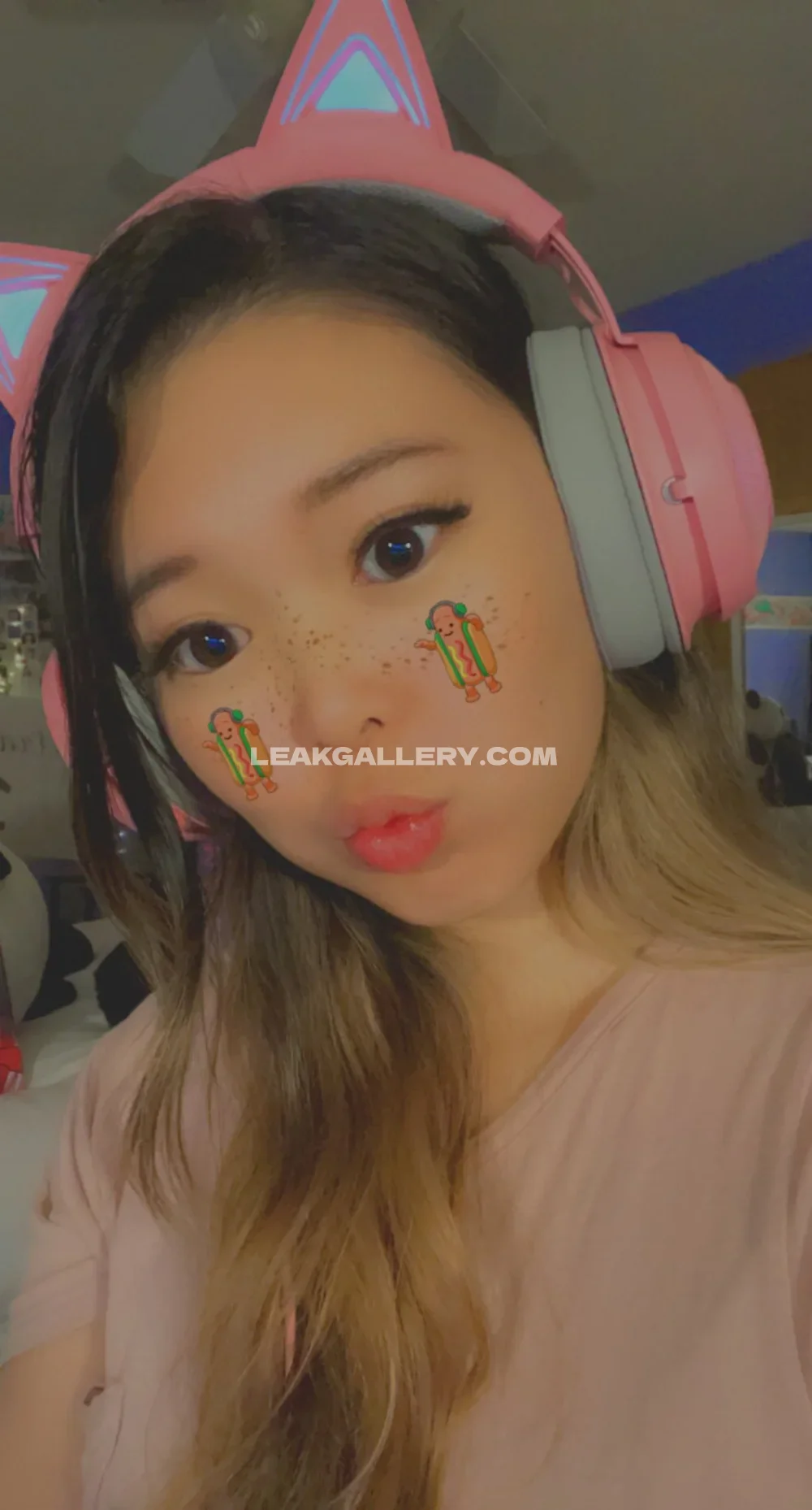 Extra Emily Pink Headphones Selfie OnlyFans Photo Leaked