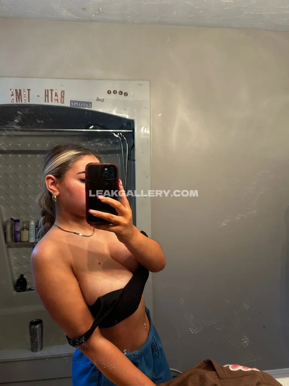 Faithrobertss Topless Mirror Selfie OnlyFans Photo Leaked