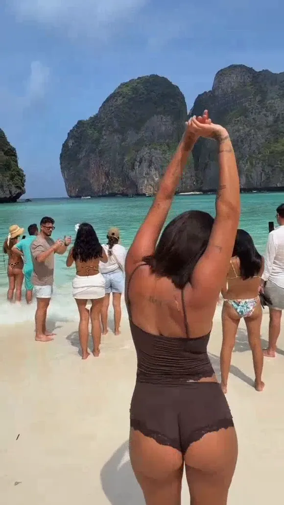 Fernandamotafarhat Beach Back Arch Pose OnlyFans Video Leaked