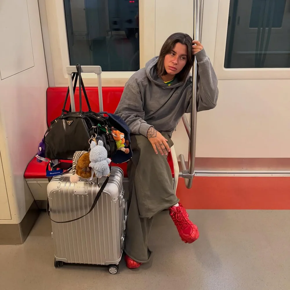 Fernandamotafarhat Grey Hoodie Travel Pose OnlyFans Photo Leaked