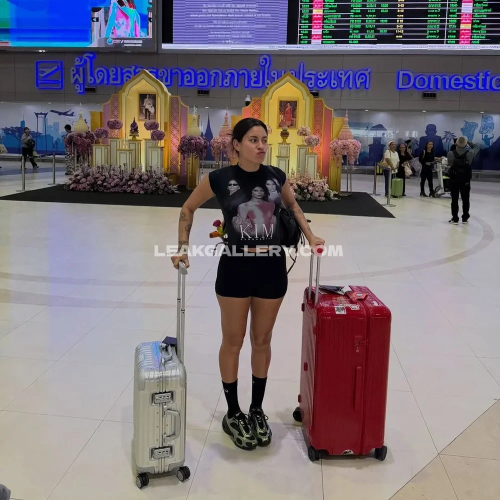 Fernandamotafarhat Airport Luggage Pose OnlyFans Photo Leaked