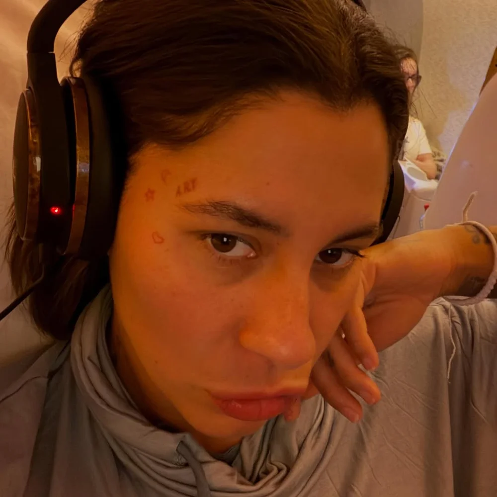 Fernandamotafarhat Face With Headphones Closeup OnlyFans Photo Leaked