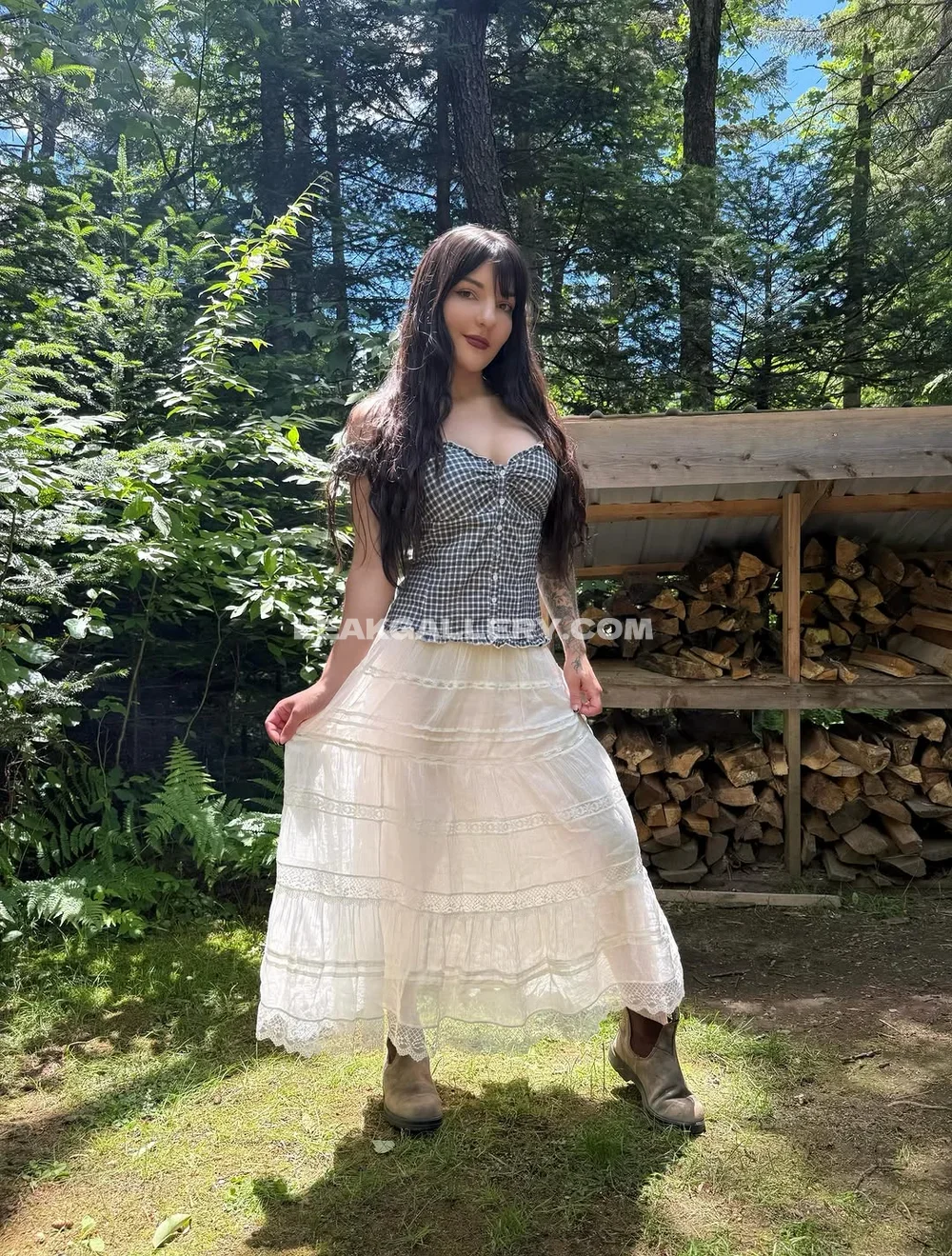 Forestfaye Full Length Forest Pose OnlyFans Photo Leaked
