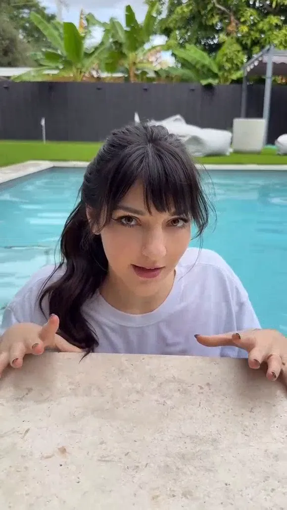 Forestfaye Poolside T-Shirt Tease OnlyFans Video Leaked