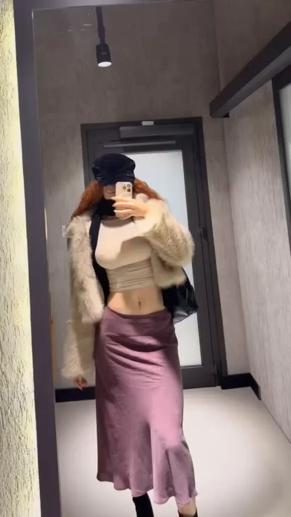 Fraoula Mirror Selfie In Faux Fur OnlyFans Video Leaked
