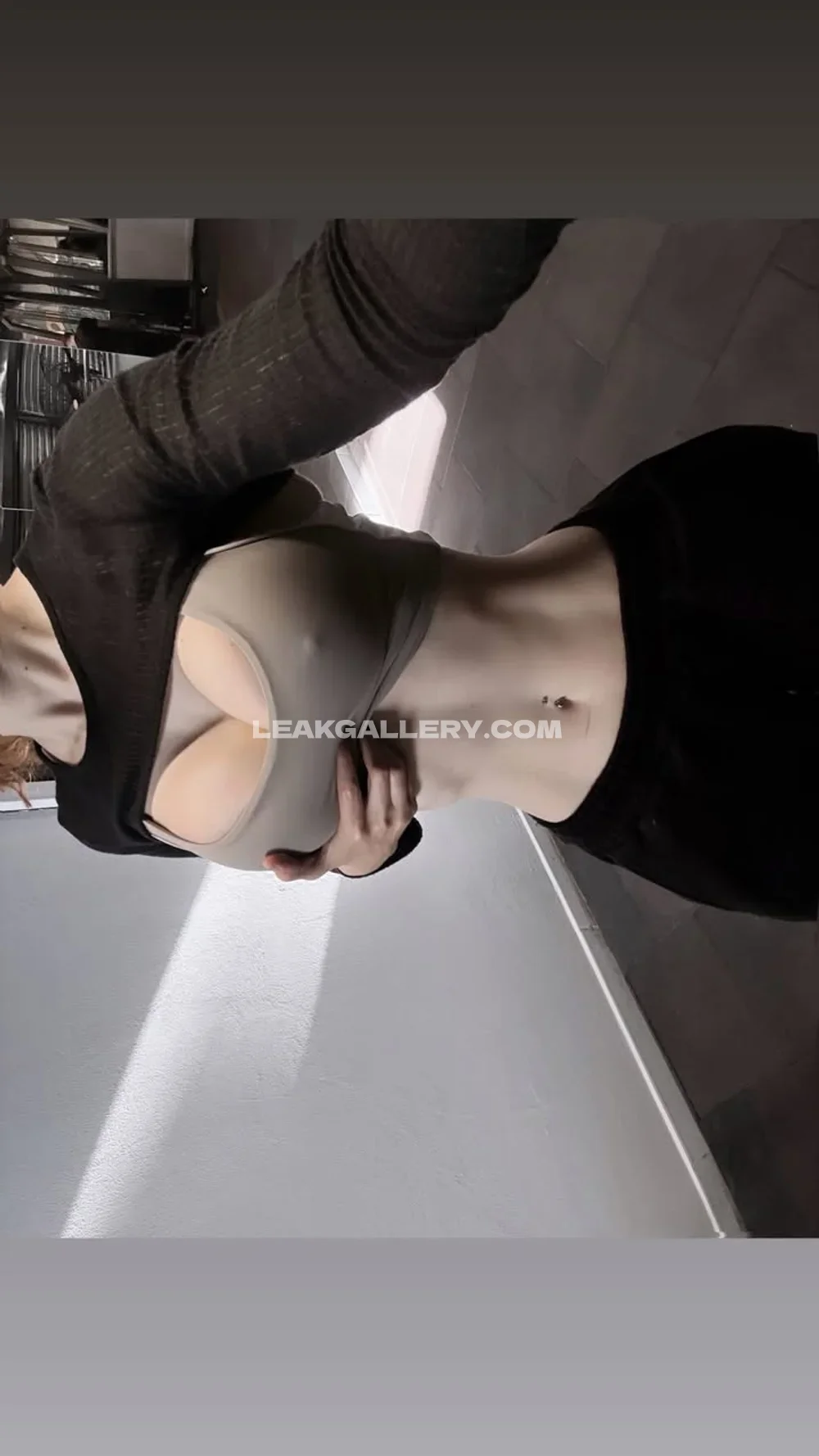 Fraoula Navel Piercing Crop Top OnlyFans Photo Leaked