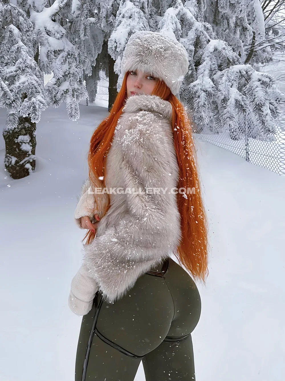 Fraoula Snowy Fur Coat Pose OnlyFans Photo Leaked