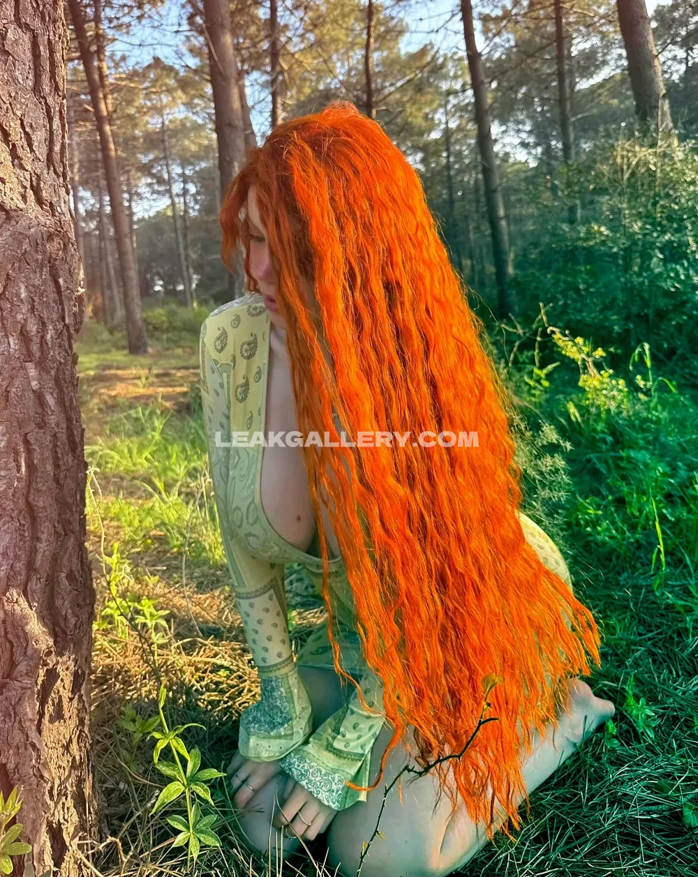 Fraoula Kneeling Forest Pose OnlyFans Photo Leaked
