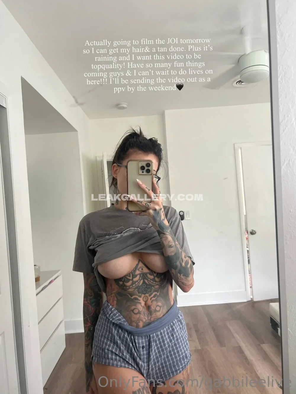 Gabbileelive Tattooed Topless Mirror Selfie OnlyFans Photo Leaked