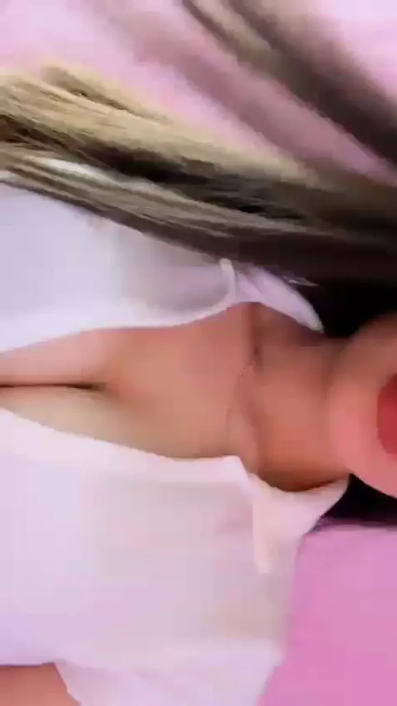Ggval White Shirt Cleavage Peek OnlyFans Video Leaked