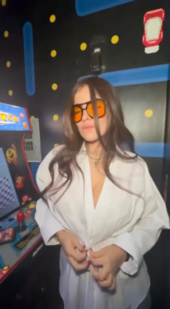 Gigardez White Shirt Unbuttoning OnlyFans Video Leaked
