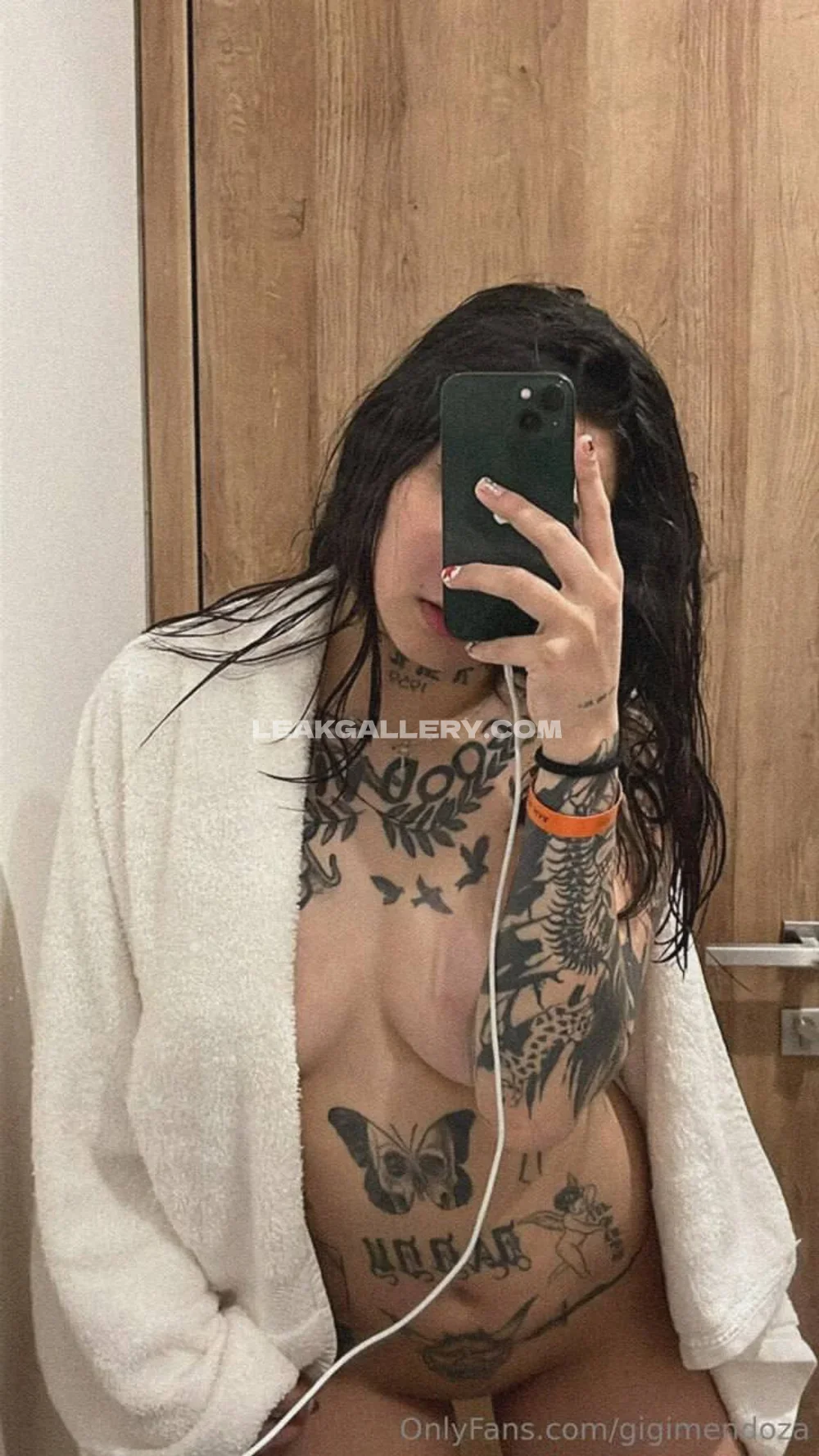 Gigimendoza Tattooed Busty Mirror Selfie OnlyFans Photo Leaked