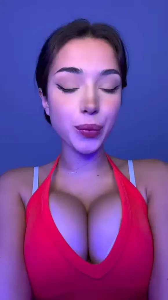Girlylana Red Top Cleavage Pose OnlyFans Video Leaked