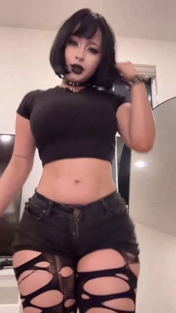 Glassoyuki Black Crop Top Tease OnlyFans Video Leaked