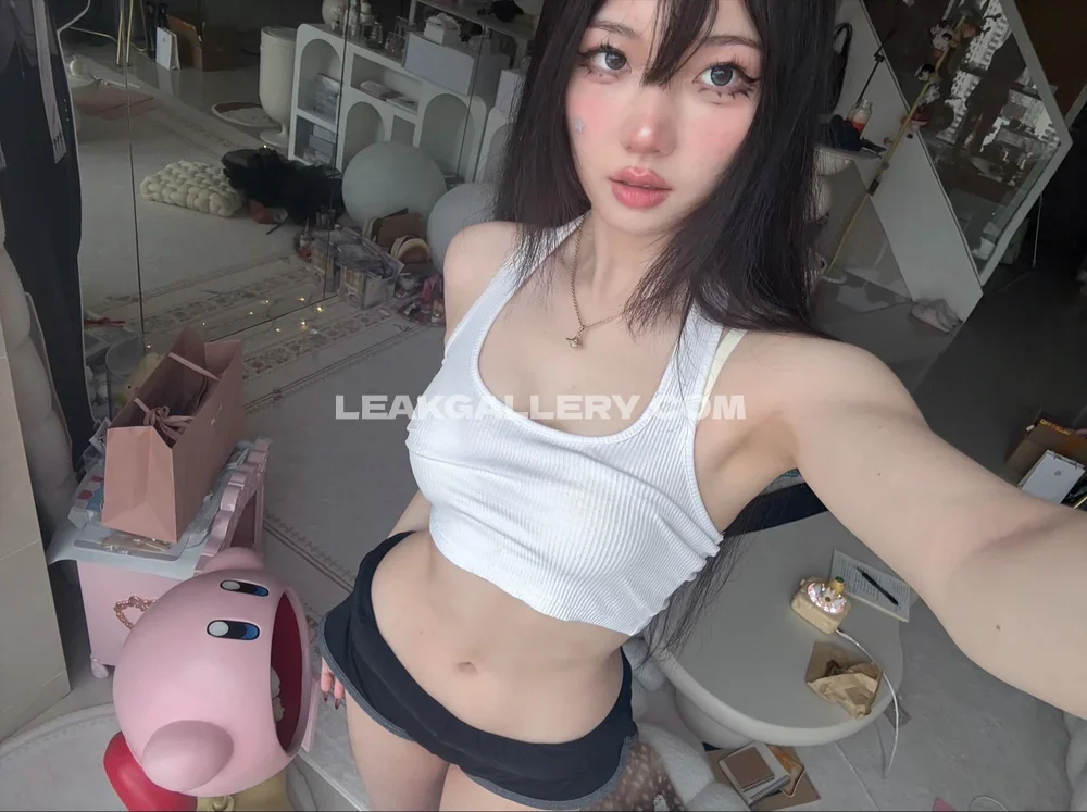 Glittr White Crop Top Selfie OnlyFans Photo Leaked