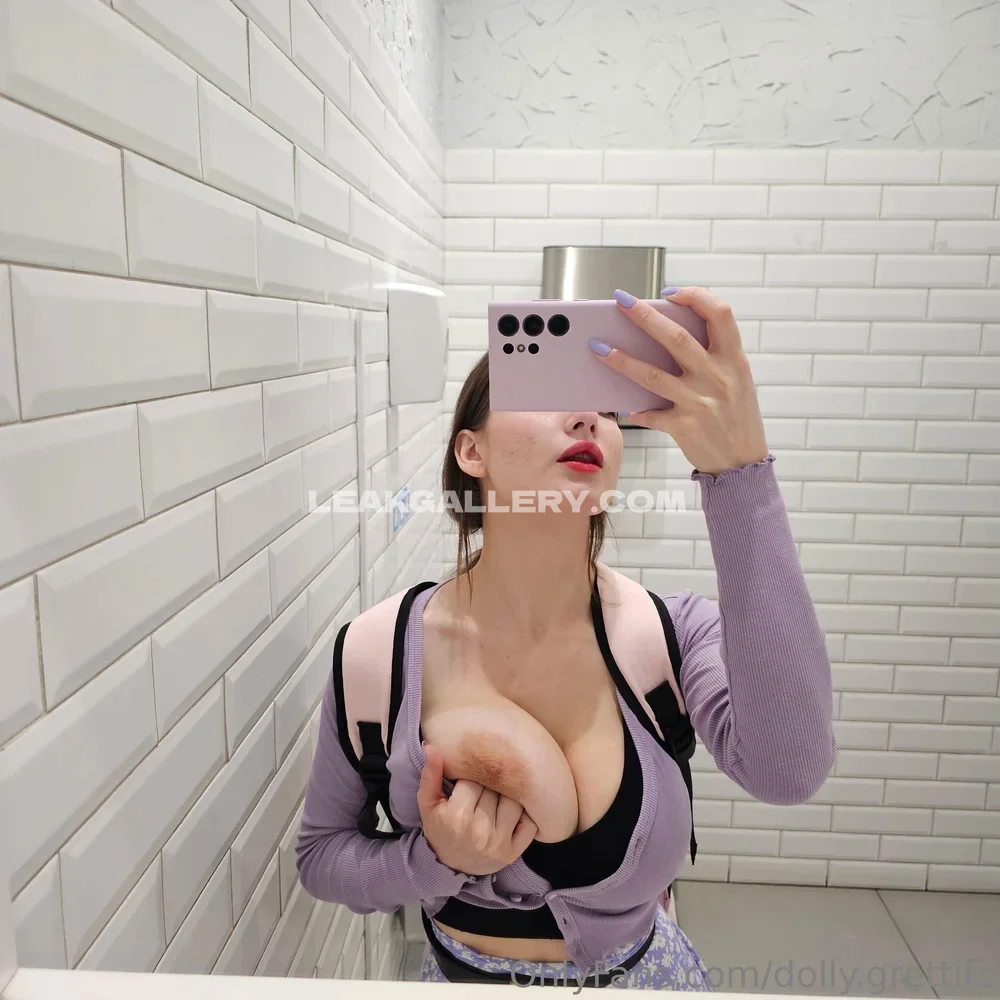 Grettagrand Braless Topless Mirror Selfie OnlyFans Photo Leaked