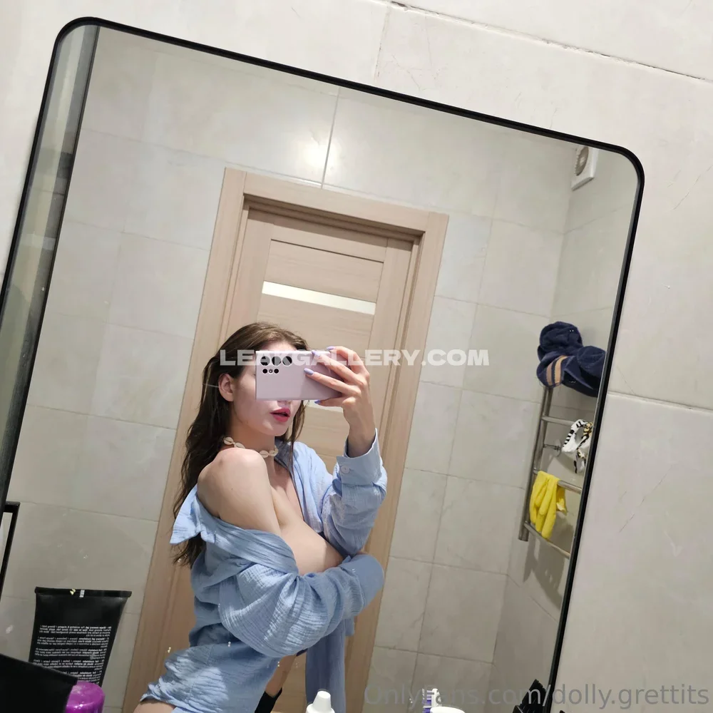 Grettagrand Mirror Selfie In Blue Shirt OnlyFans Photo Leaked