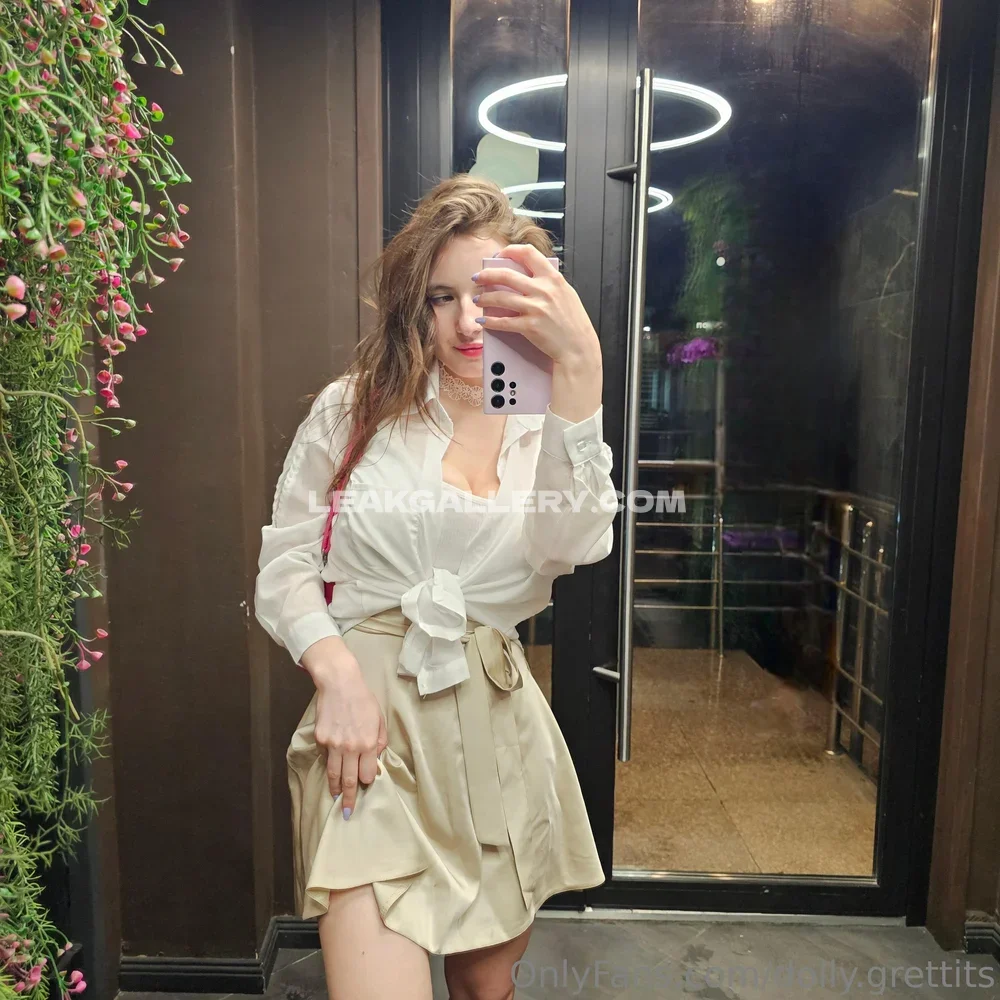 Grettagrand White Shirt Selfie Pose OnlyFans Photo Leaked