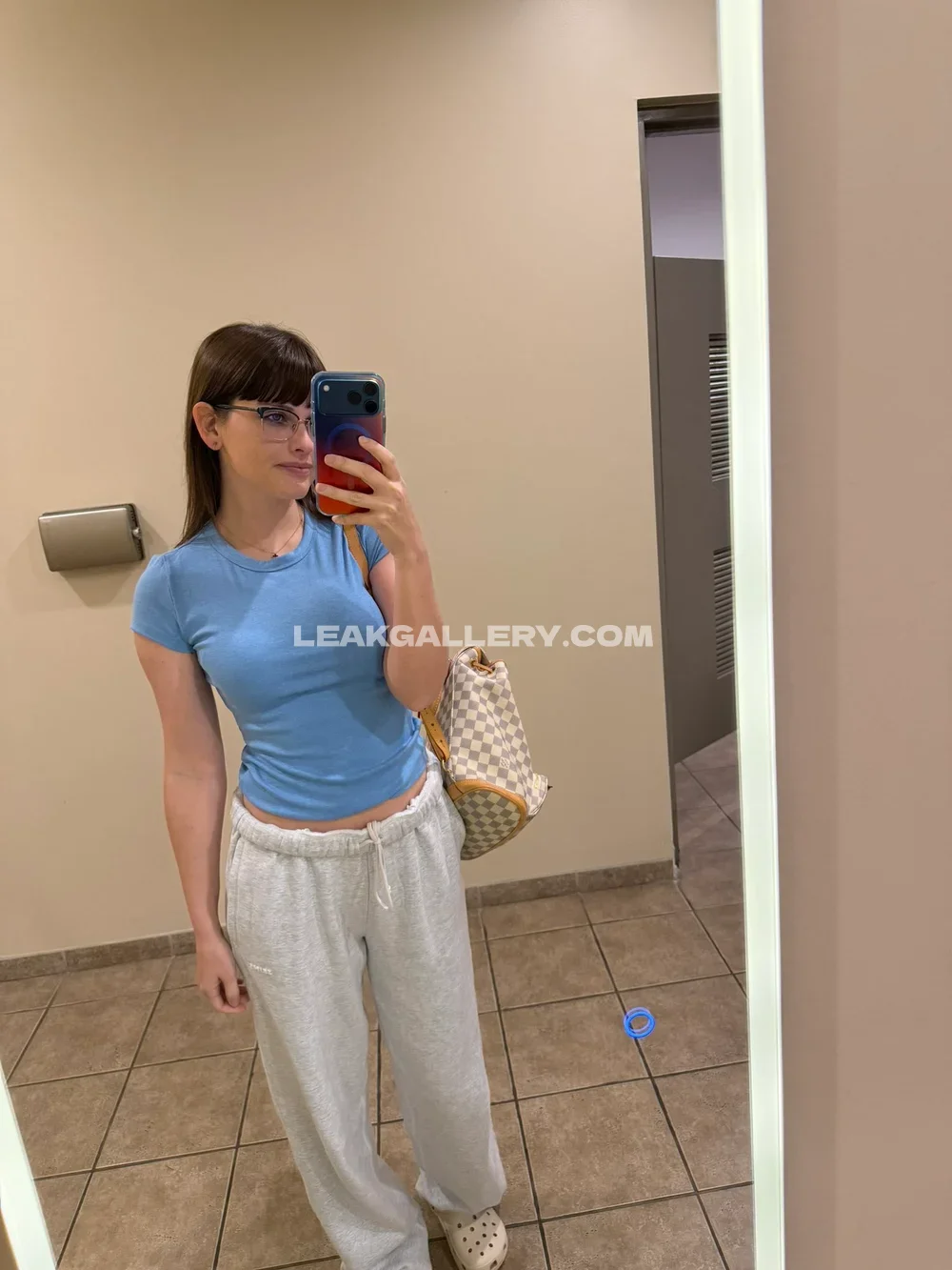 Haesicks Mirror Selfie In Casual Wear OnlyFans Photo Leaked