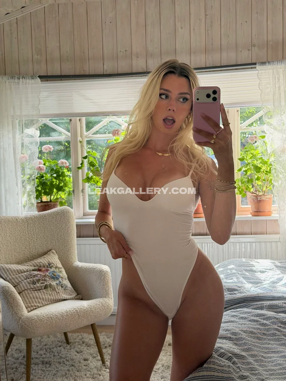 Halli_n_lover Bodysuit Mirror Selfie OnlyFans Photo Leaked