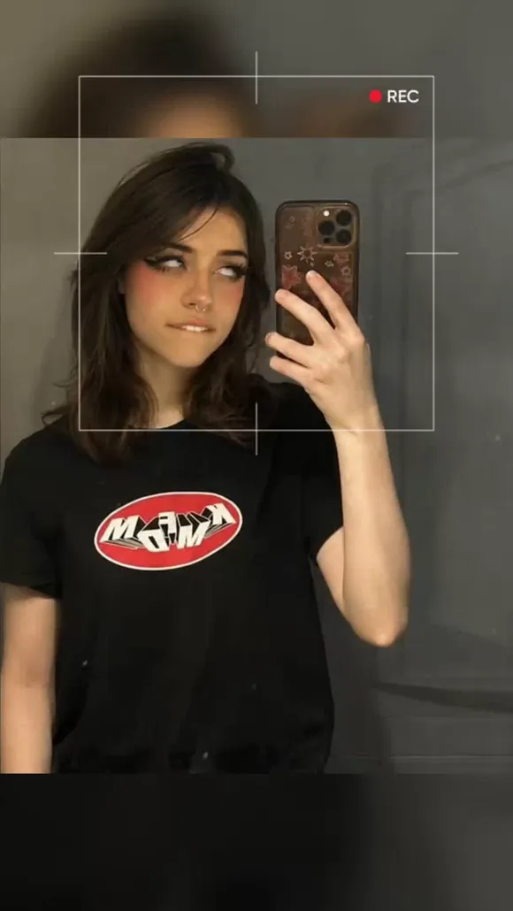Hannah Owo Mirror Selfie With T Shirt OnlyFans Video Leaked
