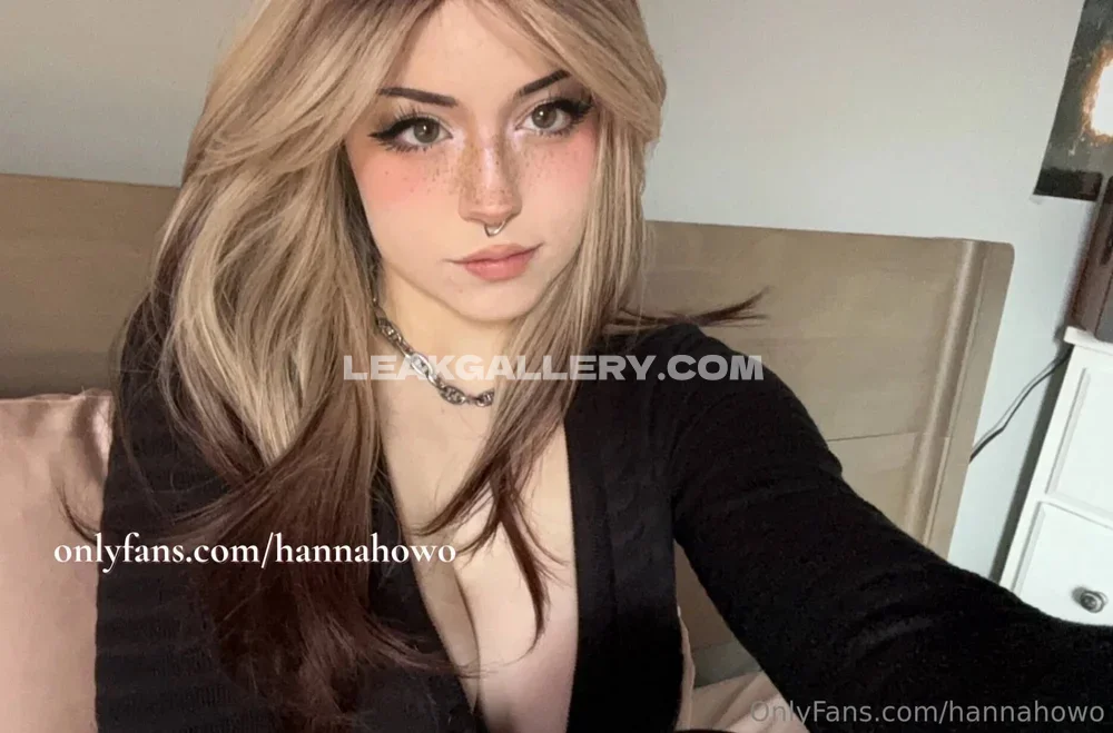 Hannah Owo Blonde Hair Selfie Pose OnlyFans Photo Leaked