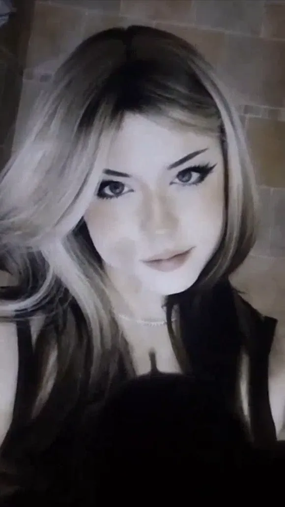 Hannah Owo Blonde Hair Selfie Pose OnlyFans Video Leaked