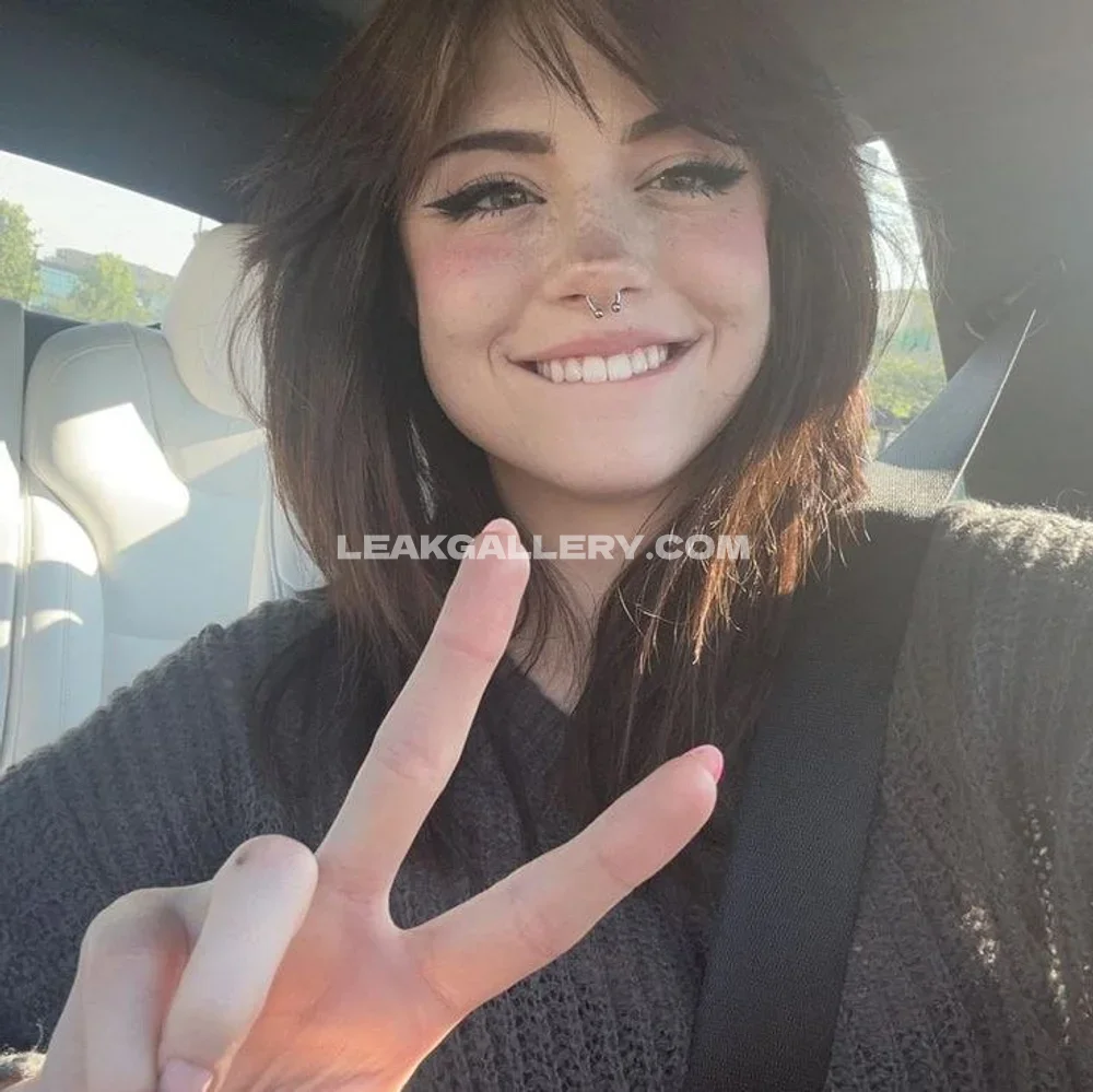 Hannah Owo Smiling In Car Selfie OnlyFans Photo Leaked