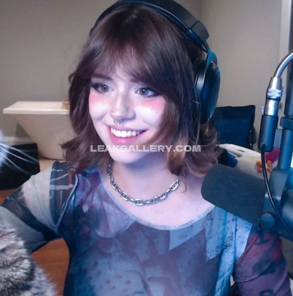 Hannah Owo Headphones Smiling Stream OnlyFans Photo Leaked