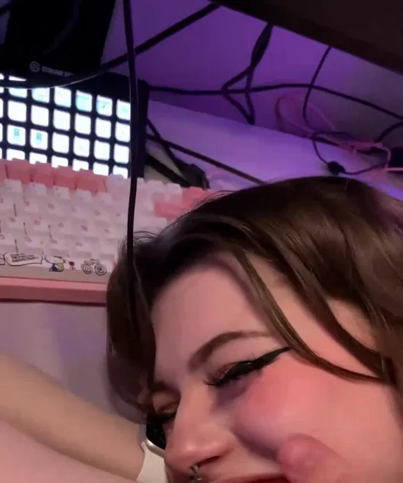 Hannah Owo Nose Piercing Close Up OnlyFans Video Leaked