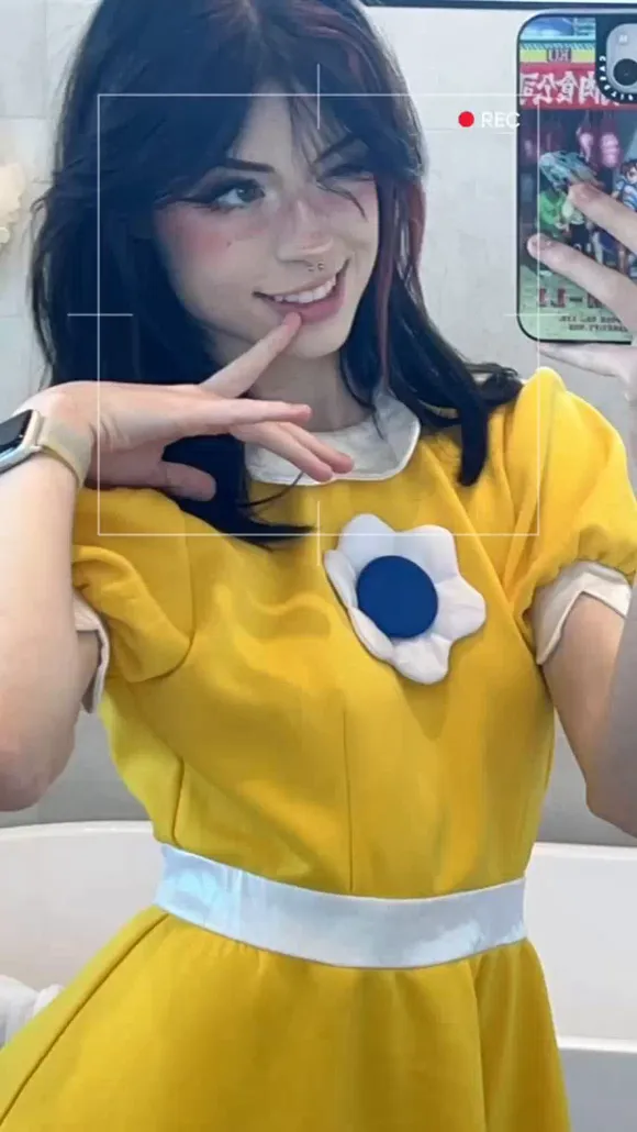 Hannah Owo Yellow Dress Selfie Pose OnlyFans Video Leaked