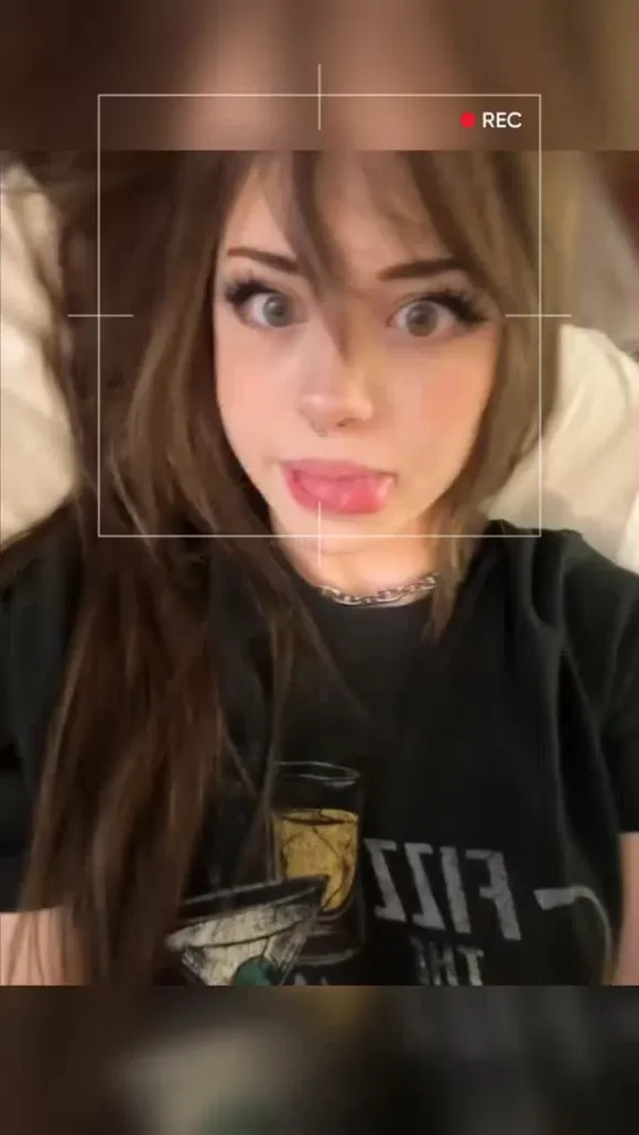 Hannah Owo Tongue Out Selfie Pose OnlyFans Video Leaked