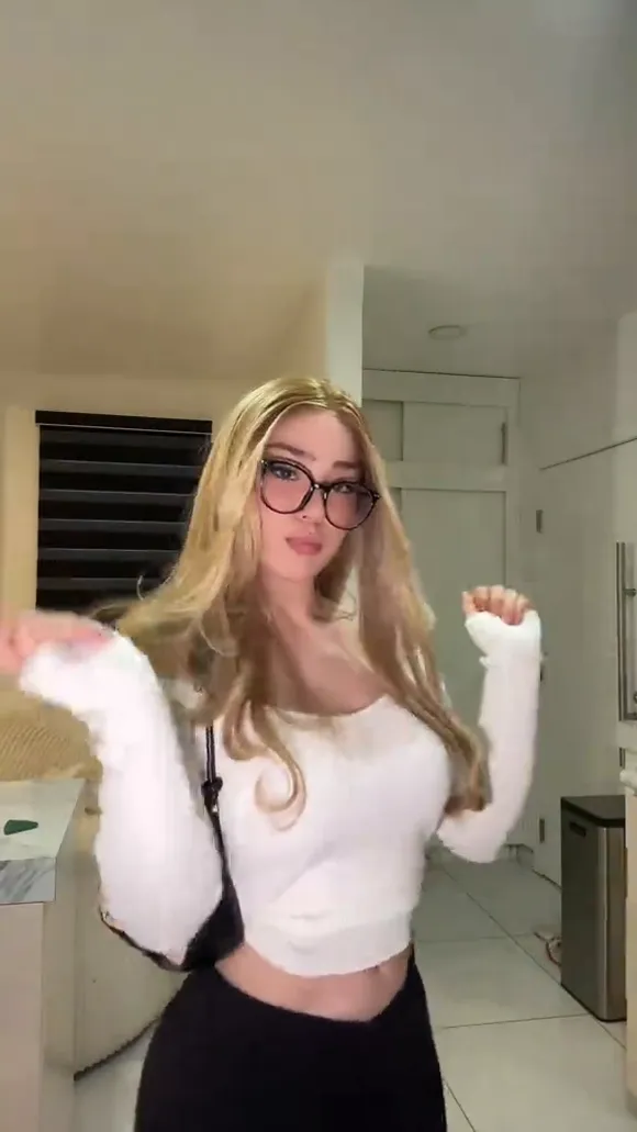 Hannapunzel Blonde Hair Glasses Pose OnlyFans Video Leaked