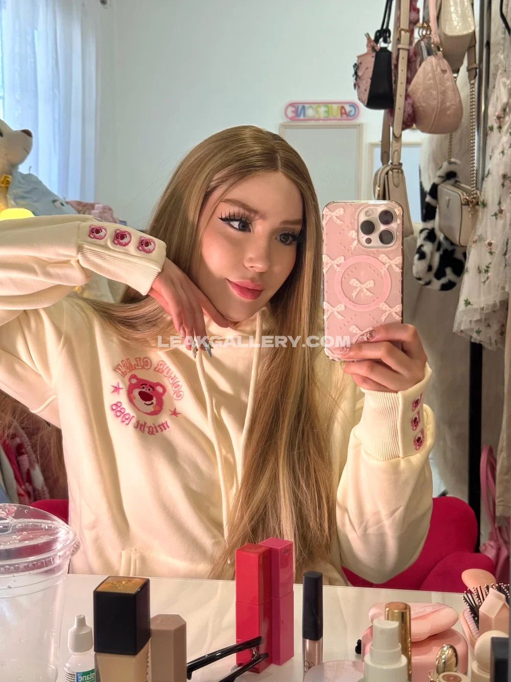 Hannapunzel Mirror Selfie In Hoodie OnlyFans Photo Leaked