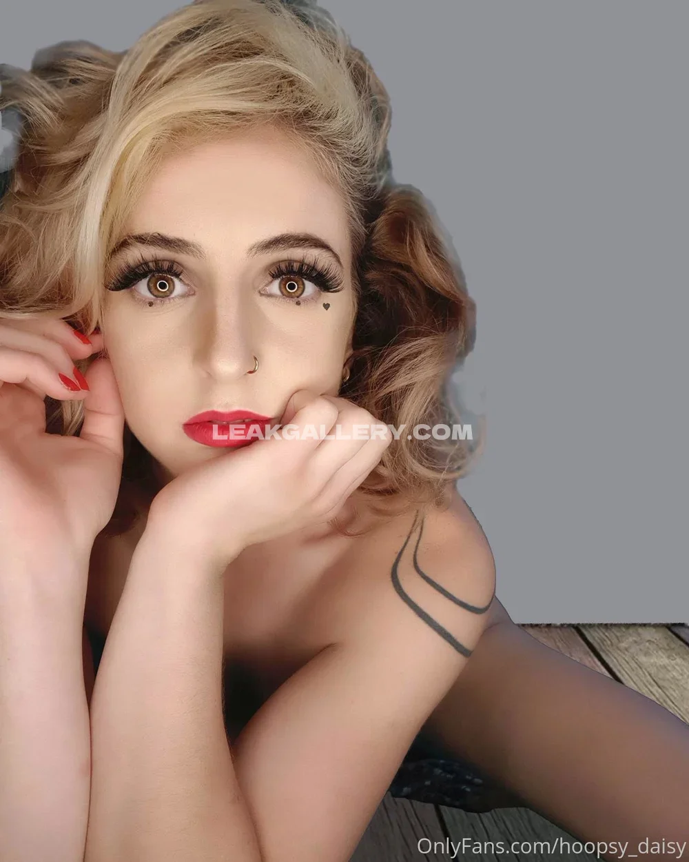 Hoopsydaisy Nude Shoulder Tattoo Pose OnlyFans Photo Leaked