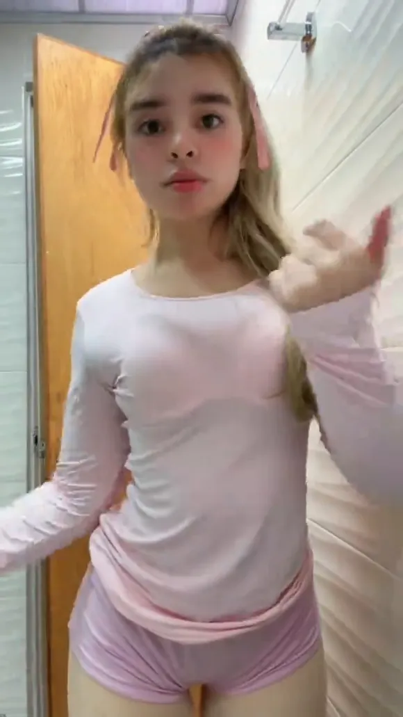 Imsarah.s Pink Bodysuit Tease OnlyFans Video Leaked