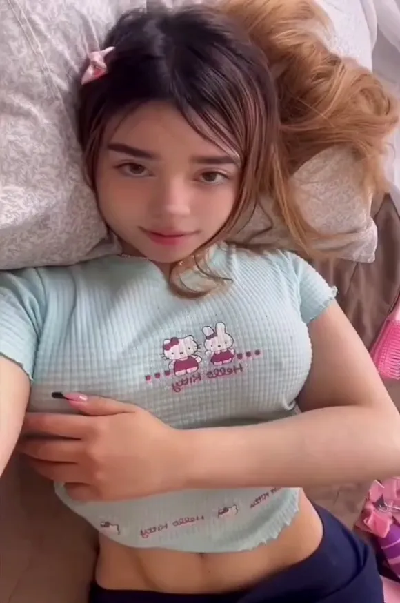 Imsarah.s Bed Selfie In Crop Top OnlyFans Video Leaked