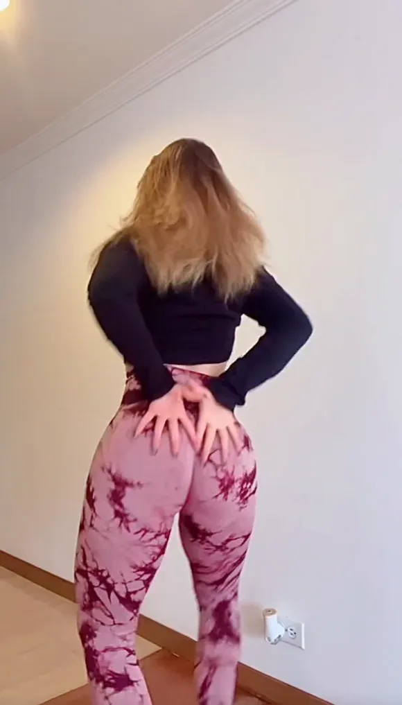 Imsarah.s Twerk In Tie Dye Leggings OnlyFans Video Leaked