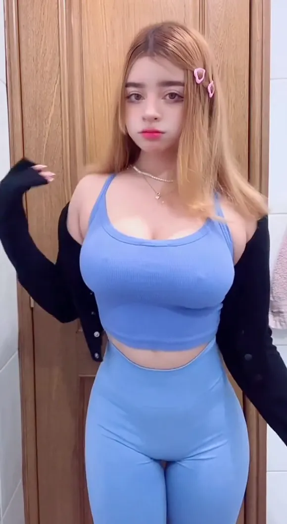 Imsarah.s Blue Crop Top Pose OnlyFans Video Leaked